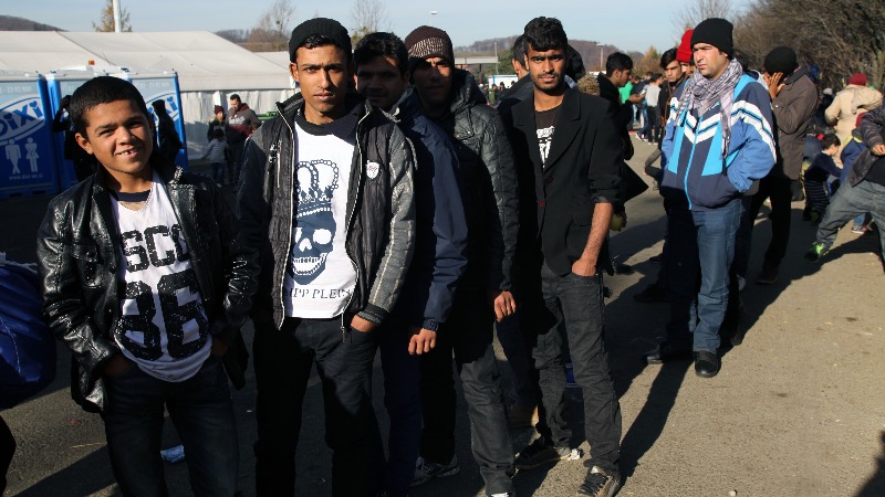 ‘We’ll Do It Ourselves!’ Dutch Vigilantes Stop Cars at German Border in Protest Over Illegal Migration ‘We’ll Do It Ourselves!’ Dutch Vigilantes Stop Cars at German Border in Protest Over Illegal Migration