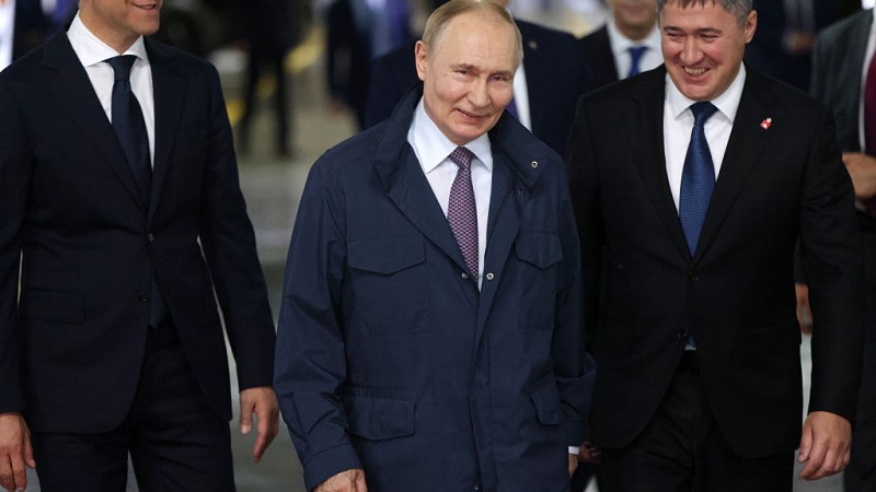Putin Offers US A Temporary Nuclear Control Deal “To Prevent New Arms Race”