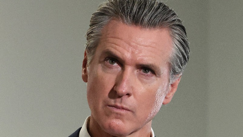 Newsom Approves New Tech Rules: Social Media Warnings, Chatbot Surveillance, Age Verification