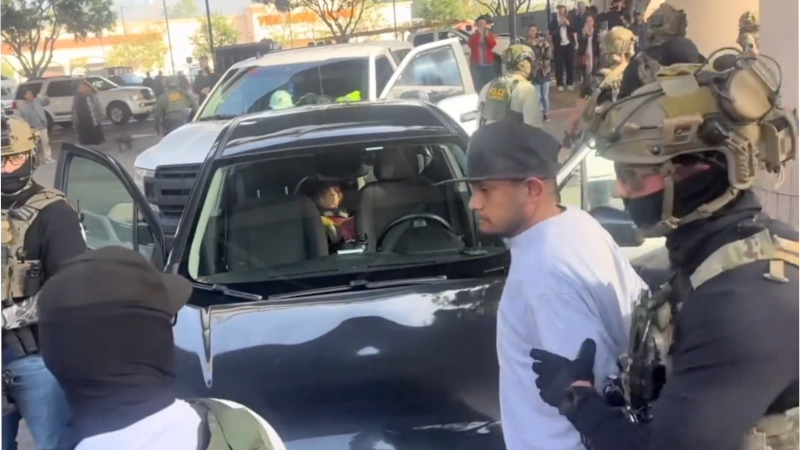 Feds Arrest Hammer-Wielding Suspect Who Left Child in His Car to Throw Rocks at Border Patrol