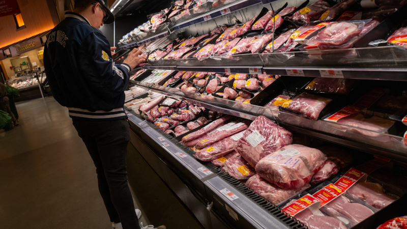 Consumers Ditch Restaurants for Groceries as Budgets Break 