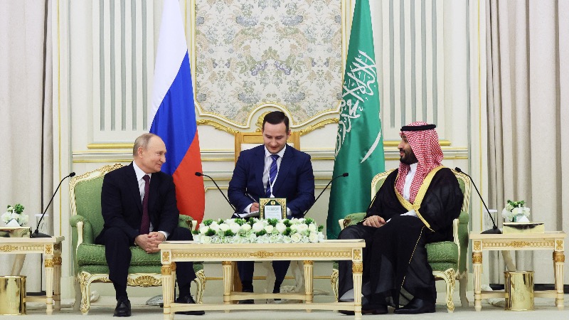 Putin, Saudi Crown Prince Seek Diplomatic End To Middle East War