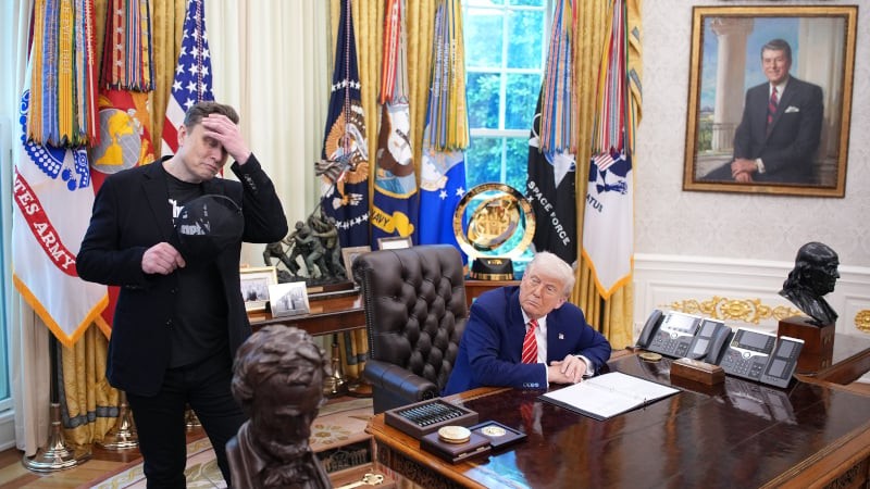 Musk’s Father Urges Him to Admit Defeat